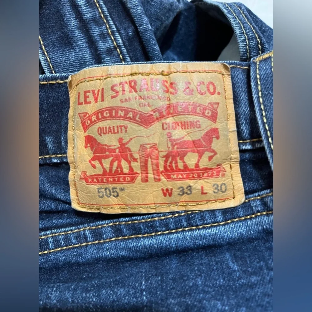 (16) Levi's 505 Classic Blue Jeans with Iconic Patch